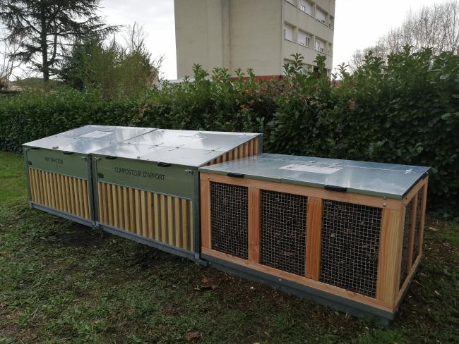 Site 4 bacs bois et galvanisé anti-intrusion positionné sur espace vert public en bordure du parking du Castella