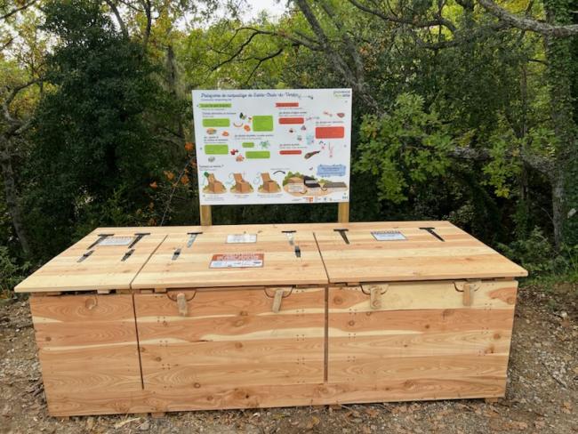 Emplacement de la plateforme devant le cimetière. Module en bois avec panneau explicatif.