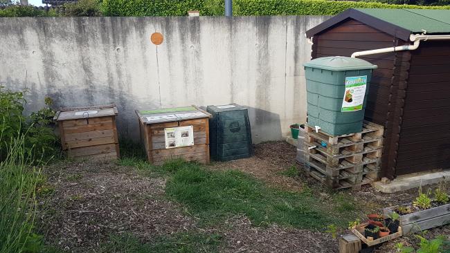 Site de compostage avec récuperation d'eau. Utilisation du compost dans le jardin des plantes aromatiques du centre social.