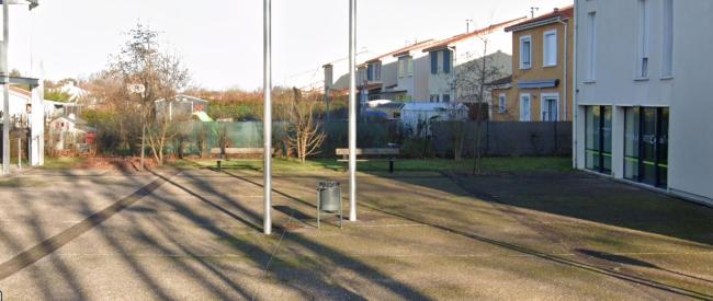 Site de composte à l'entrée de l'école communale d'Azas
