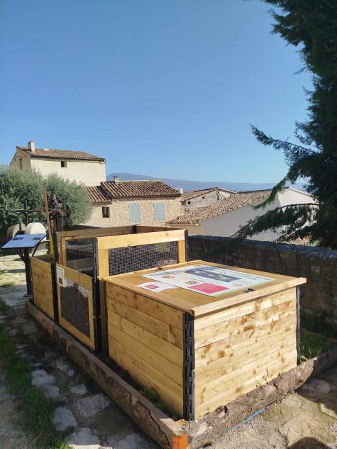 Composteur au coeur de la ville de Caromb