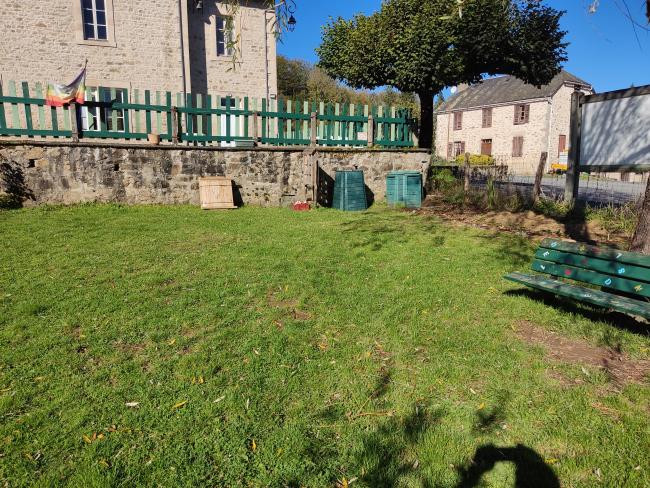 Vue d'ensemble du site - composteur en contrebas de la cour dans le jardin pédagogique