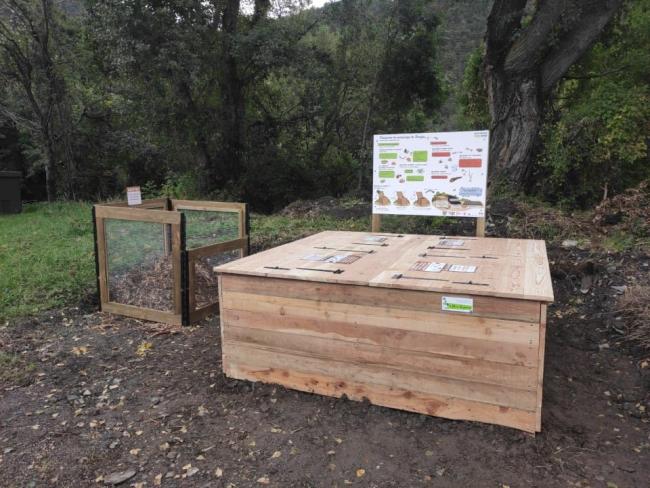 Emplacement de la plateforme sur le point de collecte du Clucheret. Module en bois avec panneau explicatif.