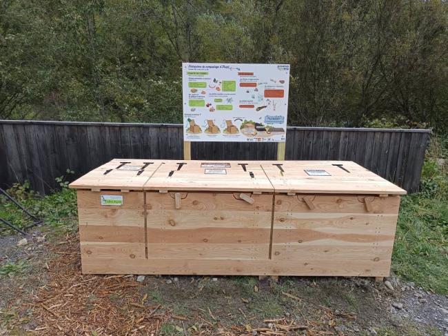 Emplacement de la plateforme sur le point de collecte du Village. Module en bois avec panneau explicatif.
