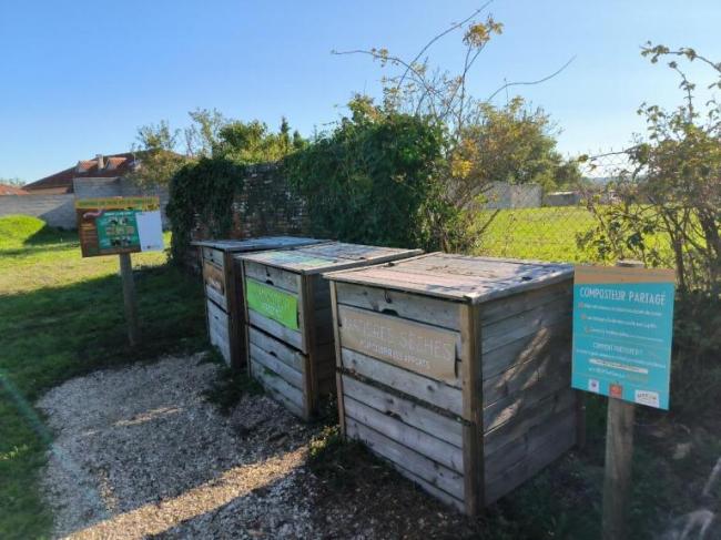 3 bacs de compostage avec la signalétique correspondante