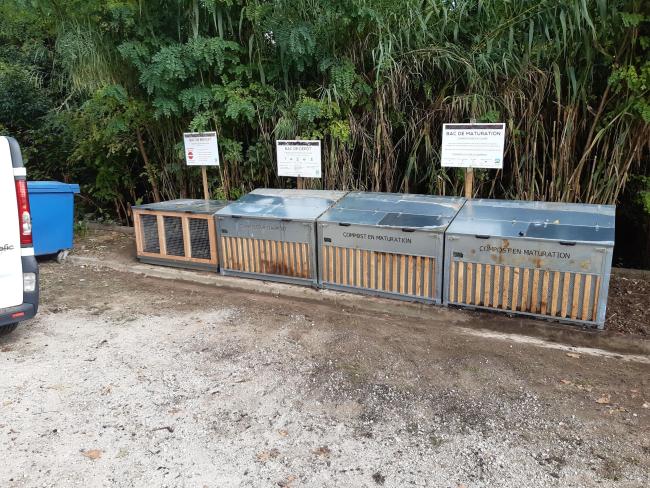 Site 4 bacs boiset galvanisé anti-intrusion poisitionné sur espace vert public en bordure du parking du Castella