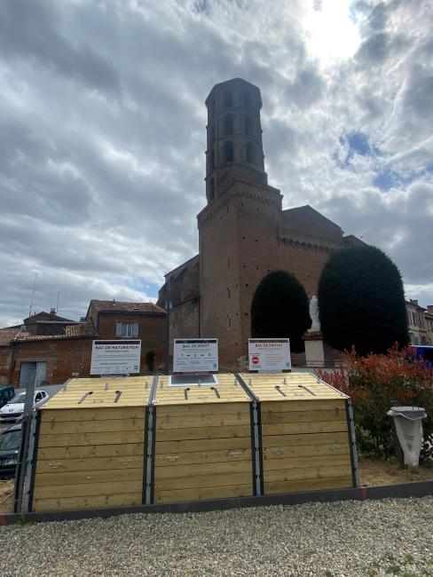 Site 4 bacs bois et galvanisé anti-intrusion poisitionné sur espace vert public en bordure du parking du Castella