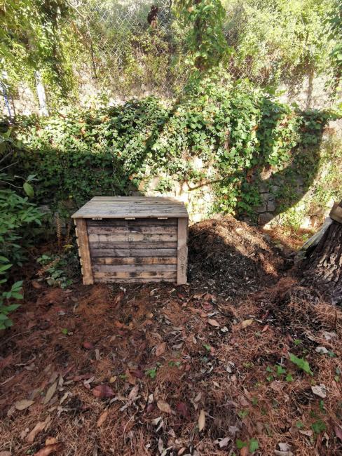 Un composteur en bois fait avec des palettes 