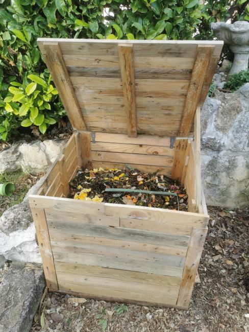 Composteur en palettes qui accueille les déchets de cuisine et de table