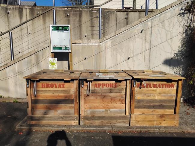 Composteurs en bois de réemploi. Cadenas à code.