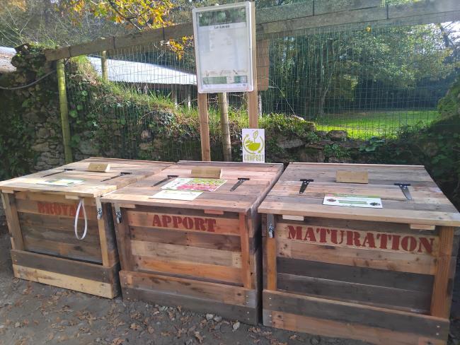 Composteurs en bois de réemploi. Cadenas à code.