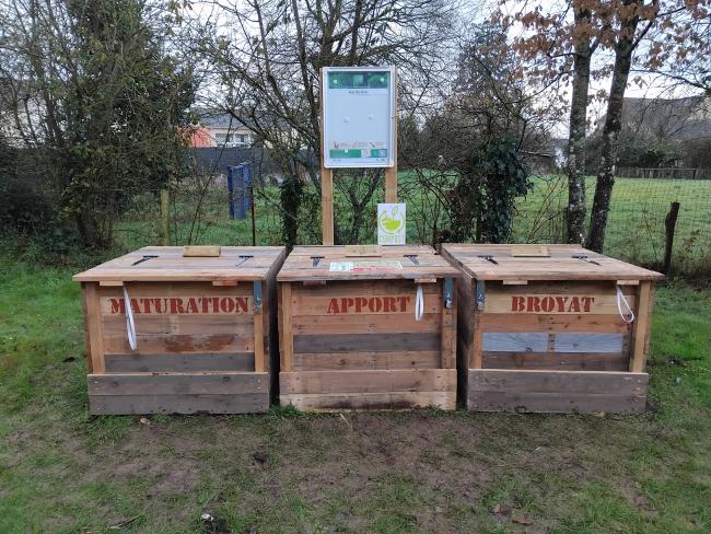 Composteurs en bois de réemploi. Cadenas à code.