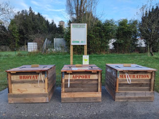 Composteurs en bois de réemploi. Cadenas à code.