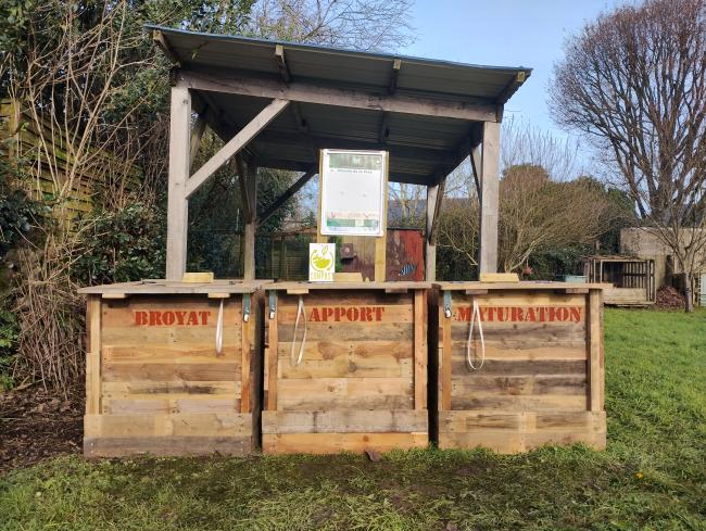 Composteurs en bois de réemploi. Cadenas à code.