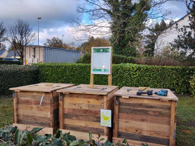 Composteurs en bois de réemploi. Cadenas à code.