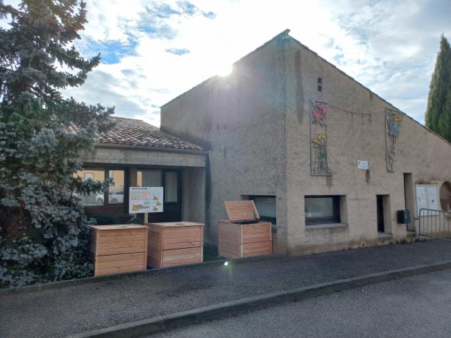 Composteur partagé situé devant l'école de Peipin