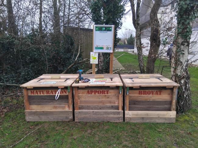 Composteurs en bois de réemploi. Cadenas à code.