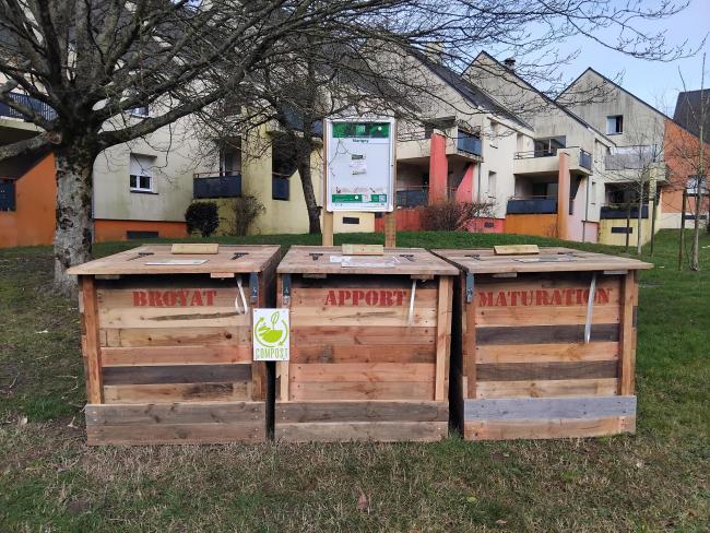 Composteurs en bois de réemploi. Se déclarer déposant auprès du référent de site et du SMCNA afin d'obtenir le code du cadenas.
