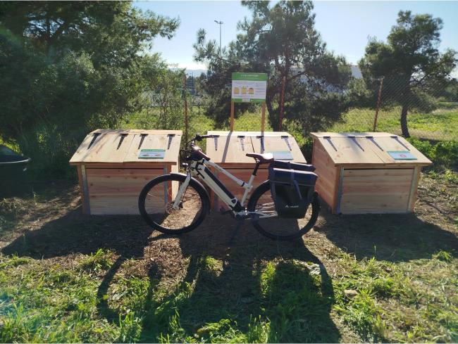 Le site est juste à l'entrée à gauche à côté du point de vente de légumes