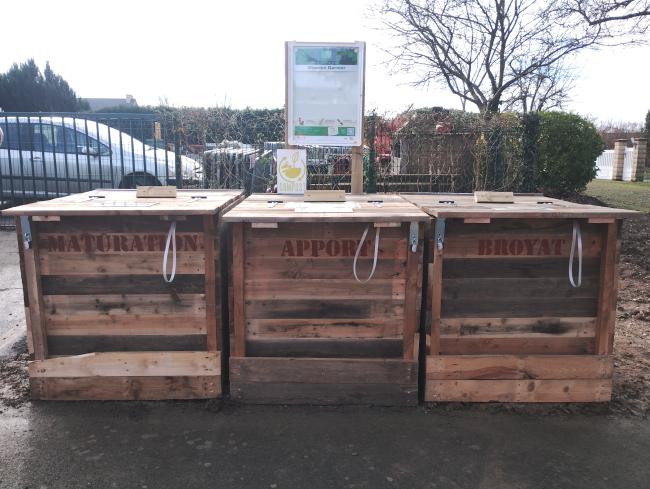 Composteurs en bois de réemploi. Cadenas à code.