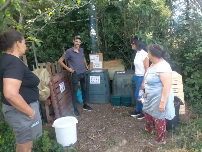 Composteurs partagés dans un jardin associatif