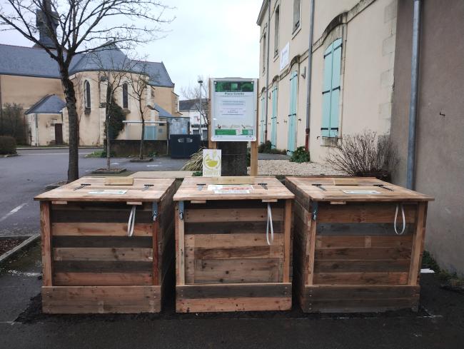 Composteurs en bois de réemploi. Se déclarer déposant auprès du référent de site et du SMCNA afin d'obtenir le code du cadenas.