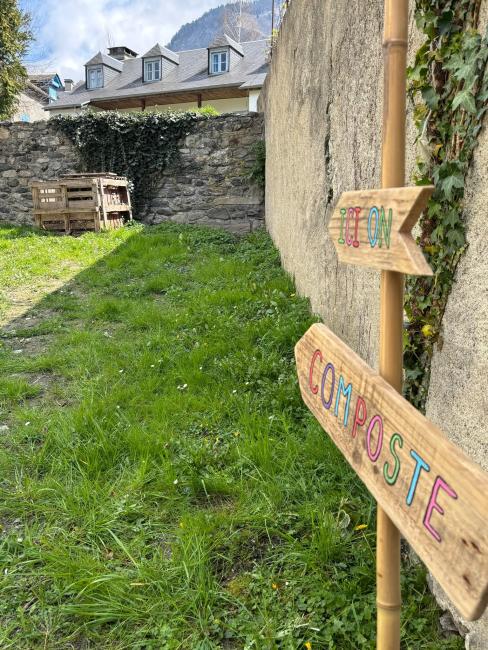 Le composteur est au fond du jardin intérieur de la Maison