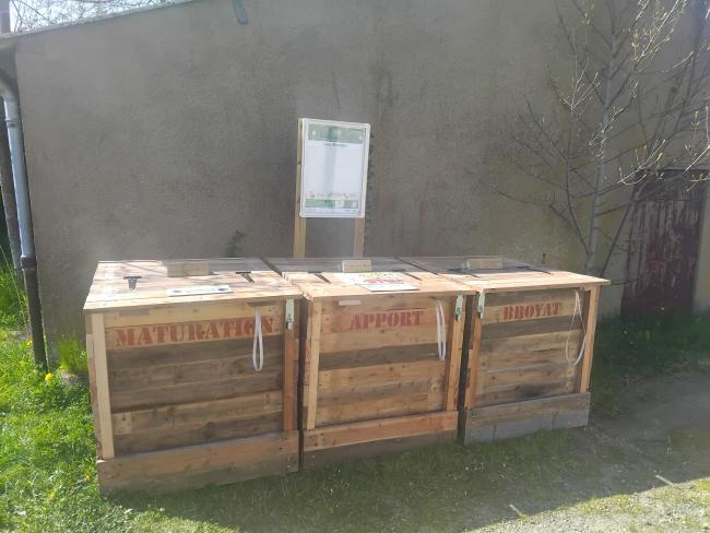 Composteurs en bois de réemploi. Se déclarer déposant auprès du référent de site et du SMCNA afin d'obtenir le code du cadenas.