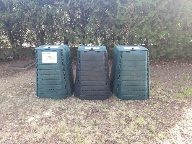 Site avec 3 bacs de 400 lt : 1 apports + 1 maturation + 1 matière structurante