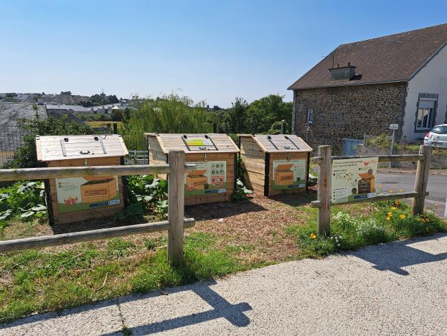 1 bac de broyat, 1 bac de dépôt pour les biodéchets, 1 bac de maturation et 1 bac de compost mature à disposition des utilisateurs de ce site