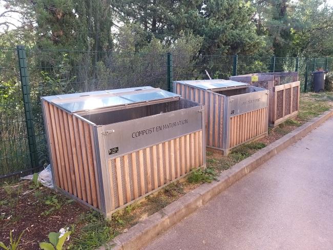 Site installé à 10 mètres de la cuisine, avec 3 bac : apports, maturation et matière structurante.