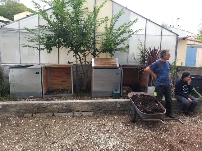 Site installé dans l'espace de l'atelier d'horticulture, à côté de la serre 