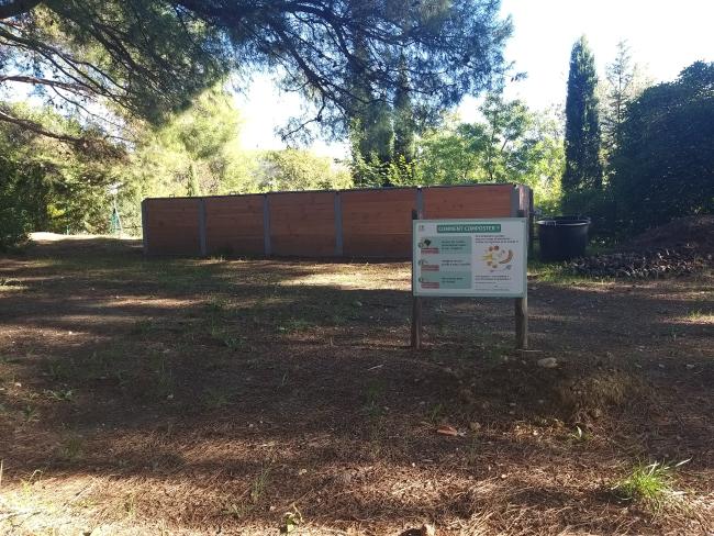 Site avec 5 bacs de 1300 lt : 1 pour les apports, 3 pour la maturation, 1 pour la matière structurante
