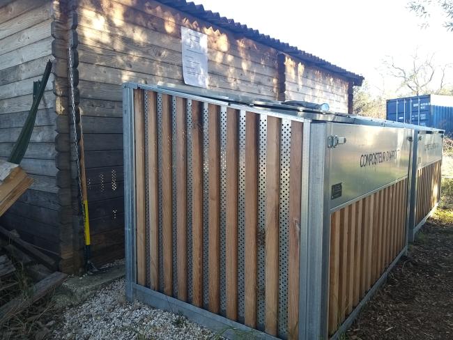 Site installé à proximité de la cuisine avec 4 bacs de 1300 lt, dont 2 pour les apports + 1 maturation + 1 pour la matière structurante. 
