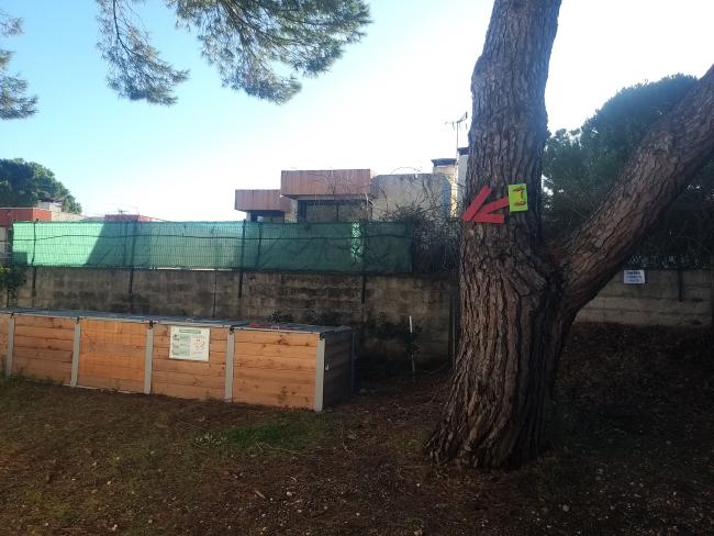 Site avec 5 bacs de 1300 lt : 1 pour les apports, 3 pour la maturation, 1 pour la matière structurante