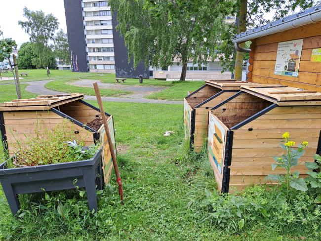 1 bac de broyat, 1 bac de dépôt pour les biodéchets, 1 bac de maturation et 1 bac de compost mature à disposition des utilisateurs de ce site