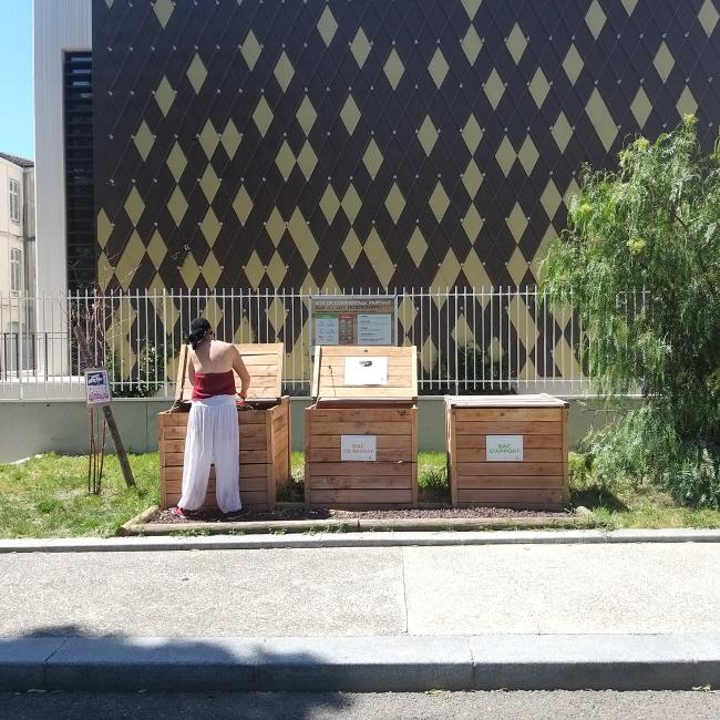 5 bacs, installé en deux îlots : 1 apports + 1 matière structurante + 1 maturation ; puis 2 pour maturation