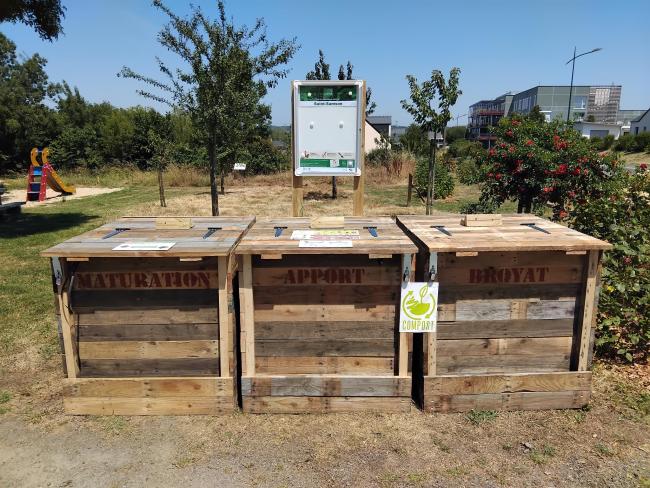 Composteurs en bois de réemploi. Se déclarer déposant auprès du référent de site et du SMCNA afin d'obtenir le code du cadenas.
