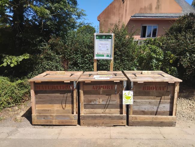 Composteurs en bois de réemploi. Se déclarer déposant auprès du référent de site et du SMCNA afin d'obtenir le code du cadenas.