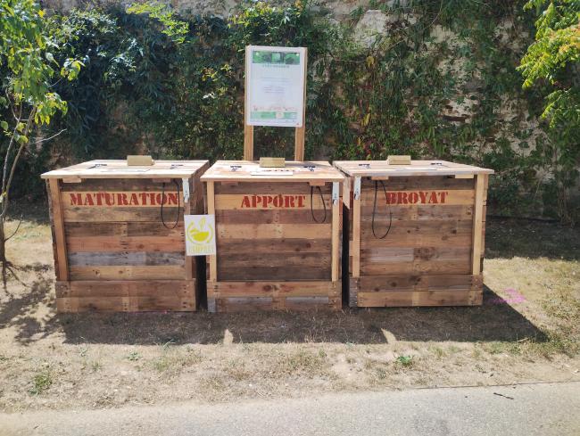 Composteurs en bois de réemploi. Se déclarer déposant auprès du référent de site et du SMCNA afin d'obtenir le code du cadenas.
