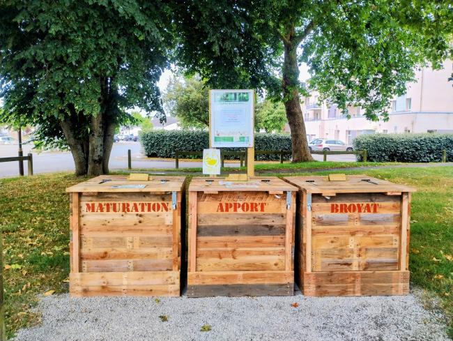Composteurs en bois de réemploi. Se déclarer déposant auprès du référent de site et du SMCNA afin d'obtenir le code du cadenas.