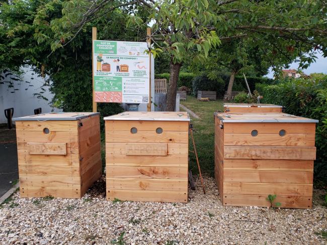 Ilot de compostage collectif du CLC: 1 bac à broyat, 1 bac d'apport et 2 bacs de maturation en bois
