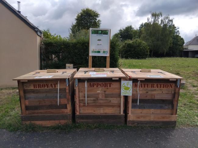 Composteurs en bois de réemploi. Se déclarer déposant auprès du référent de site et du SMCNA afin d'obtenir le code du cadenas.