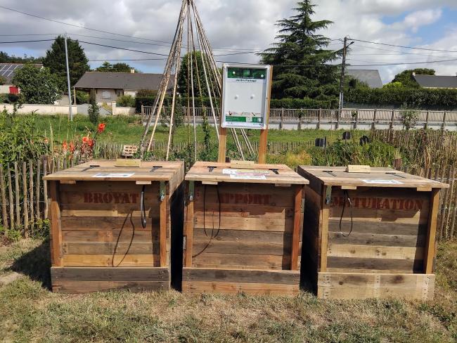Composteurs en bois de réemploi. Se déclarer déposant auprès du référent de site et du SMCNA afin d'obtenir le code du cadenas.