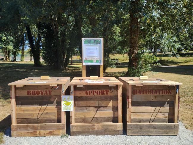 Composteurs en bois de réemploi. Se déclarer déposant auprès du référent de site et du SMCNA afin d'obtenir le code du cadenas.