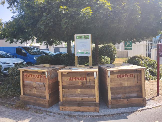 Composteurs en bois de réemploi. Se déclarer déposant auprès du référent de site et du SMCNA afin d'obtenir le code du cadenas.