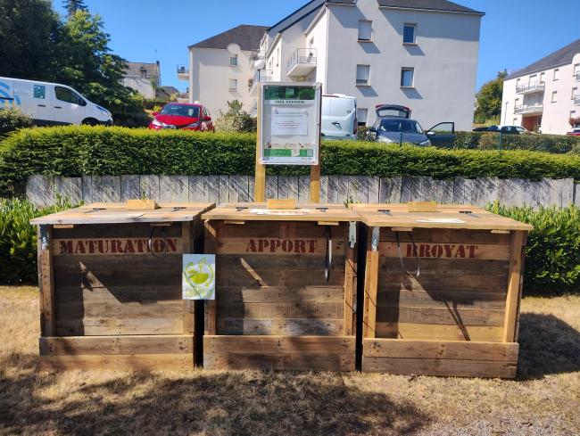 Composteurs en bois de réemploi. Se déclarer déposant auprès du référent de site et du SMCNA afin d'obtenir le code du cadenas.