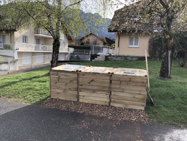 3 bacs de 600L en bois (un bac de dépôt, un bac de maturation et un bac de broyat)