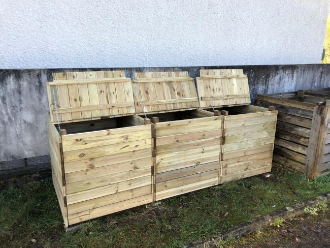 3 bacs de 600L en bois (un bac de dépôt, un bac de maturation et un bac de broyat)