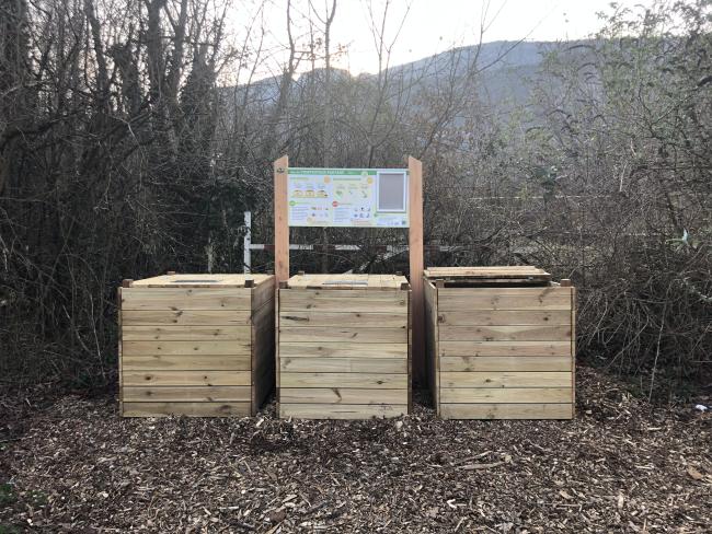 3 bacs de 600L en bois (un bac de dépôt, un bac de maturation et un bac de broyat)